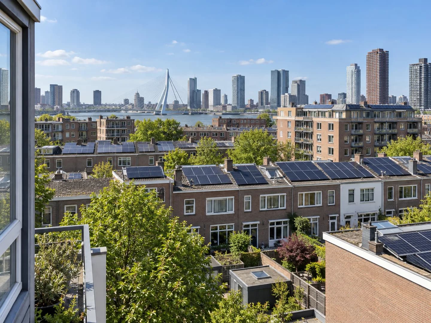 Daken van woningen met zonnepanelen in een stadswijk